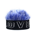 Détail du haut en perruque bleue et bonnet noir tricoté avec broderie du mot LOVE - LOVE + Bleu à Pointe Blanche