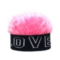 Bonnet perruque en fausse fourrure rose avec logo LOVE tricoté noir sur fond blanc - LOVE + Rose
