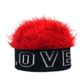 Détail du bonnet créatif en peluche rouge avec bord en tricot noir et lettres LOVE - LOVE + Rouge