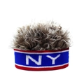 Dettaglio della fascia sportiva blu in maglia con logo NY bianco e parrucca riccia applicata - Regolabile / NY Blu Caffè