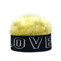 Vue détaillée de la perruque en fausse fourrure jaune et du bandeau tricoté LOVE - LOVE + Jaune