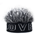 Détail du bonnet en tricot noir avec texte LOVE et perruque bouclée grise sur le dessus - LOVE + Gris