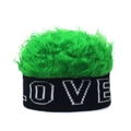 Détail des fibres de fausse fourrure verte et du texte tricoté sur ce bonnet original - LOVE + Vert Foncé