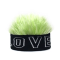 Détail du bonnet tricoté avec fausse fourrure vert néon et lettrage LOVE en blanc - LOVE + Vert Clair