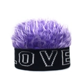 Détail d'un bonnet perruque en fausse fourrure violette avec bandeau tricoté texte LOVE - LOVE + Violet