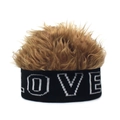 Détail du bonnet en tricot avec perruque marron et lettrage LOVE blanc sur noir - LOVE + Marron