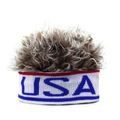 Dettaglio del cappello in maglia con parrucca marrone e scritta USA per feste creative - Regolabile / USA Caffè