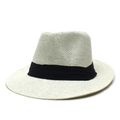 Détail de la texture en paille de papier et du ruban noir sur le chapeau Panama beige - Réglable / Beige Clair