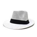 Détail d'un chapeau en paille de papier blanc avec un élégant ruban noir décoratif - Réglable / Blanc