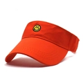 Detail van oranje zonneklep met geel smiley-borduurwerk en versterkte stiksels op de rand - Oranje