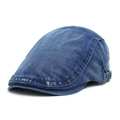 Détail du béret en denim bleu délavé montrant la boucle métallique et les coutures - Bleu Moyen