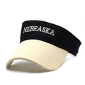 Dettaglio del logo NEBRASKA ricamato sulla visiera sportiva bicolore nera e beige - Taglia unica / Nero con Ala Beige