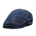 Dettaglio berretto in denim lavato blu scuro con cuciture gialle e fibbia laterale - Blu scuro