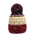 Détail du bonnet d'hiver tricoté multicolore avec gros pompon et texture en maille torsadée - Beige et Rouge