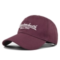 Dettaglio del cappellino bordeaux con ricamo Dartmouth bianco e trama in twill di cotone - Rosso Vino (Dartmouth Since 1993)