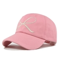 Détail de la broderie de nœud blanc en 3D sur une casquette de baseball en coton rose clair - Rose