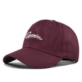 Dettaglio del ricamo bianco Dynamism su un cappellino da baseball color bordeaux - Rosso Vino (Dynamism)