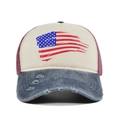 Detalle macro de gorra de béisbol vintage con bandera americana y visera desgastada tricolor - Ajustable / Azul marino