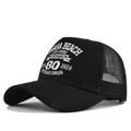 Détail macro du tissu mesh respirant et du logo imprimé sur la casquette trucker noire - Noir