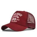 Détail de la casquette trucker bordeaux Omaha Beach avec impression vintage D-Day 1944 - Bordeaux