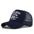 Détail de l'imprimé Omaha Beach Normandie 80e anniversaire sur casquette trucker bleue - Bleu marine