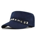 Detalle de gorra militar azul marino con remaches metálicos cuadrados plateados de estilo industrial - Ajustable / Azul marino