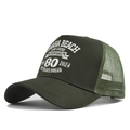 Détail de la casquette trucker vert olive avec mesh et imprimé commémoratif du D-Day - Vert Militaire