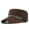 Detalle de gorra militar de lona marrón oscuro con remaches metálicos cuadrados plateados - Ajustable / café