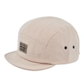 Dettaglio del cappellino camp beige a 5 pannelli con etichetta tessuta e occhielli neri - Beige