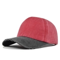 Dettaglio del cappellino da baseball rosso slavato con visiera logora in stile vintage - Regolabile / Nero/Rosso