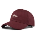 Détail de la broderie Mag YANES sur une casquette de baseball en coton de couleur bordeaux - Bordeaux