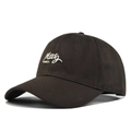 Détail de la broderie 3D blanche sur la casquette de baseball en coton marron - Café
