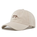 Détail de la casquette de baseball en coton beige avec broderie 'Mag' marron sur le devant - Beige