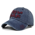 Dettaglio del ricamo 3D New York su cappellino in denim lavato blu vintage - Regolabile / Blu navy