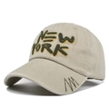 Dettaglio ravvicinato del ricamo 3D New York su cappellino in cotone lavato stile vintage - Regolabile / Cachi