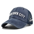Detaillierte Nahaufnahme der dunkelblauen Vintage Trucker Cap mit 3D New York Stickerei - Marineblau