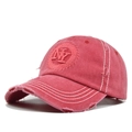 Nahaufnahme einer Vintage-Baseballkappe in Rosa mit 3D-NY-Stickerei und Destroyed-Effekt - Verstellbar / Rot