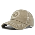 Detailaufnahme der Vintage NY Baseballkappe mit abgenutzten Kanten und weißen Nähten - Verstellbar / Khaki