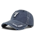 Dettaglio del cappello vintage in denim lavato con ricamo 7 e bordi consumati a mano - Regolabile / Blu navy