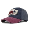 Dettaglio del cappellino da baseball vintage con ricamo Athlete e finiture consumate - Regolabile / Borgogna e Blu Marino