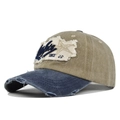 Dettaglio del cappellino da baseball retrò con bordi sfrangiati e ricamo patch Athlete - Regolabile / Blu Marino e Cachi