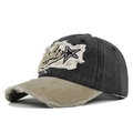 Dettaglio del ricamo Athlete con bordi consumati su un berretto da baseball vintage - Regolabile / Cachi Misto Nero