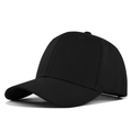 Dettaglio di un classico berretto da baseball nero con visiera curva e cuciture rifinite - Nero
