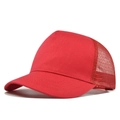 Detail van rode trucker pet met ademend mesh aan de achterkant en gebogen klep met stiksel - Rood