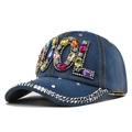 Dettaglio delle lettere COOL in strass colorati e gemme argentate su berretto in denim - Stile COOL (DC334-3)