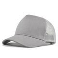 Klassische graue Mesh Trucker Cap mit gebogenem Schirm und strukturierter Krone in 45-Grad-Ansicht - Hellgrau