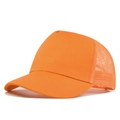 Detailansicht der orangefarbenen Mesh-Trucker-Mütze mit 5-Panel-Design und gebogenem Schirm - Orange