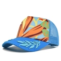 Dettaglio cappello trucker blu con retro in rete e ricamo a foglia 3D sulla visiera - Regolabile / Blu