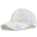 Primer plano del bordado de encaje floral lavanda en una gorra de béisbol blanca fresca - Ajustable / Beige