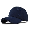 Detailansicht der dunkelblauen Baumwoll-Basecap mit Rissen im Distressed-Look-Design - Verstellbar / Marineblau